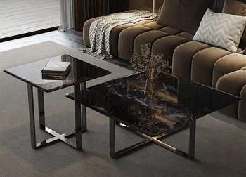 Современный и простой квадратный журнальный столик легок и роскошен, а гостиная отделана мрамором.